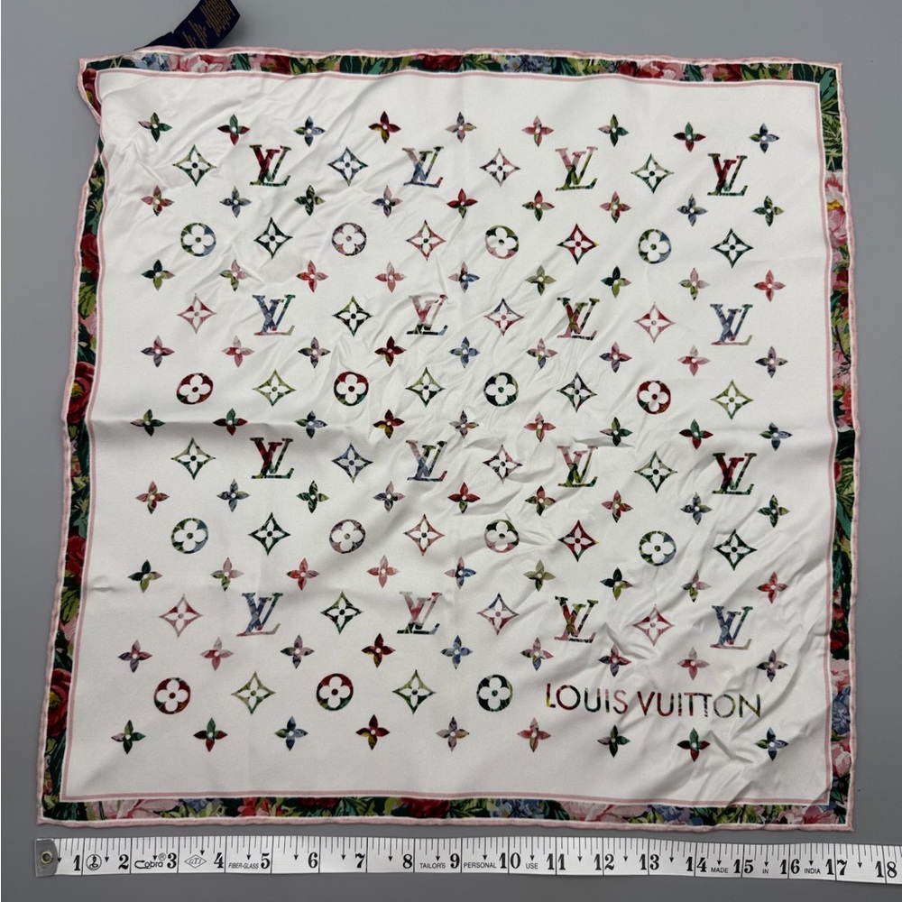 Louis Vuitton Garden silk scarf - Picture 7 of 8